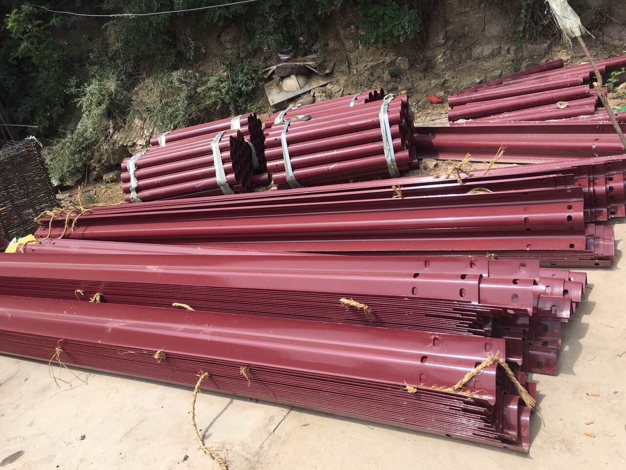 波形護(hù)欄應(yīng)該如何選購(gòu)呢？