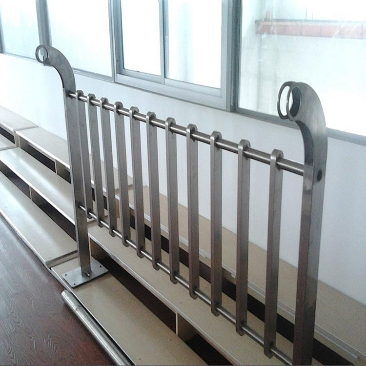 道路防護欄選用什么材質好？