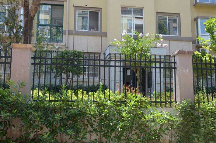 小區(qū)新鋼護欄有什么規(guī)格特點適用范圍包括哪些？