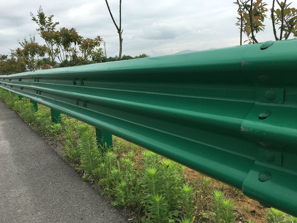 波形護(hù)欄立柱遇到石頭打不下去怎么辦？