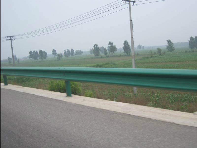 道路護(hù)欄有哪些優(yōu)勢(shì)？